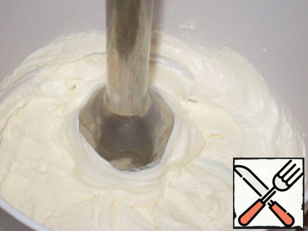 RUB 100 g of cottage cheese with sour cream into a homogeneous cottage cheese paste.