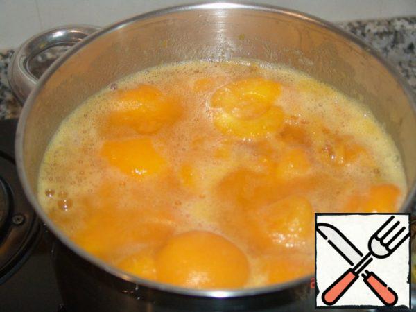 Very well washed apricots with a small brush. Remove the bones.
Fold the halves in a pan with non-stick bottom and simmer in a little water until, as the apricots are completely soft.