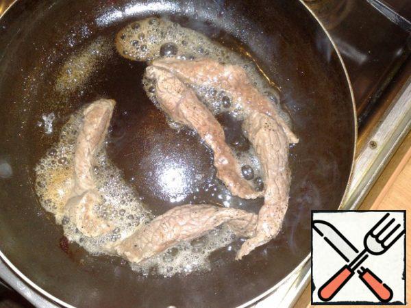 Cut the meat into strips and fry (salt, pepper to taste)
