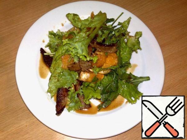 Take a bunch of lettuce, cut, not very finely, and mix with arugula.
Take an orange, do not clean it, and once the mode of 4 parts and cut out of it the soft part and the mode, too, is not very small.
After that, mix everything and add the soy sauce (you can dilute it with a little water).