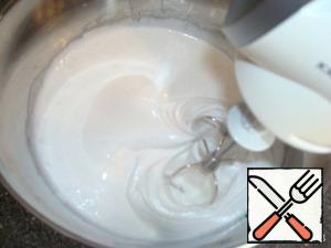 Remove the syrup from the heat and pour gelatin into it. Beat with a mixer for 10 minutes.,