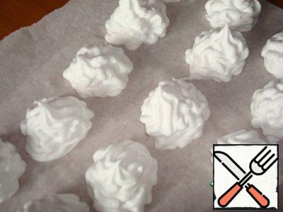 Using a pastry bag to squeeze marshmallows and leave it to dry. 2-3 can be removed, folded in the package and store in the refrigerator.