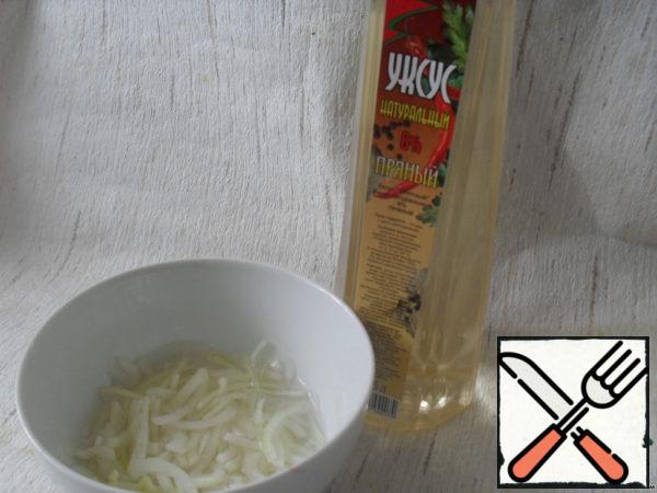 Cut the onion into thin quarters of rings, sprinkle with sugar and pour in vinegar (full strength), leave for 15 minutes.
