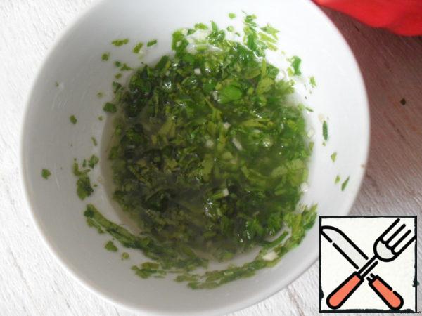 Make a dressing: a clove of garlic finely chop, mix with cilantro (parsley), gently rubs with a spoon, add 3 tbsp. of divorced (remaining after the onions), vinegar, vegetable oil.