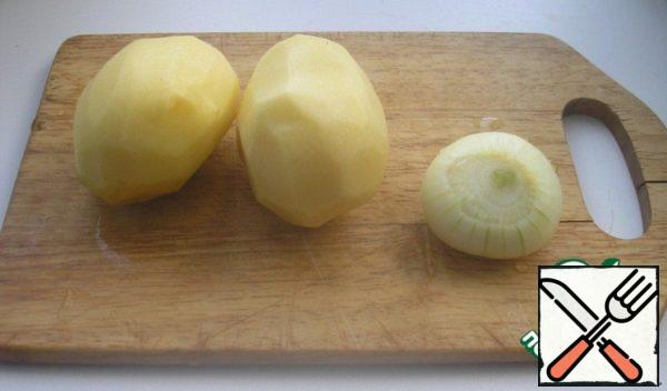 At this time, prepare the potatoes and onions. Post a photo so you can see the size of the vegetables.
