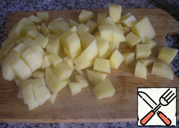 Cut the potatoes into cubes.