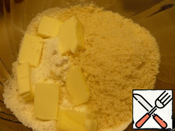 Pour boiling water over the almonds, drain the water after 5 minutes and peel the almonds. Preheat in the microwave for 1 minute. Grind into flour. Mix sugar, almonds and flour (half the volume), add butter and rub into crumbs.
