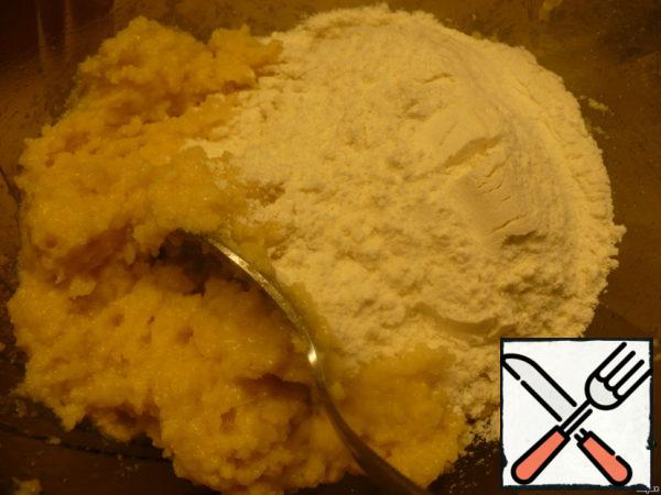 Gradually pour the remaining flour and kneading, to ensure that the dough was soft, not tight. You may need a little less flour.