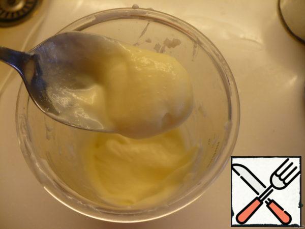 Meanwhile, prepare the cream. Beat the cream with powder and add mascarpone.