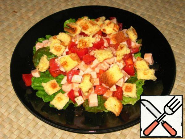 Gently mix the salad.
On a plate put the lettuce, they put ham with vegetables and sprinkle with toasted white crackers.
I made crackers out of corn bread.