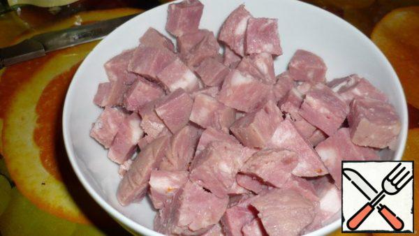 So, all the ingredients are cut:
ham-cubes (can be and straws).