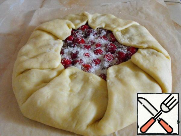 Close the pie edges of the dough, leave open the middle and sprinkle the remaining sugar dough (I forgot to do it).