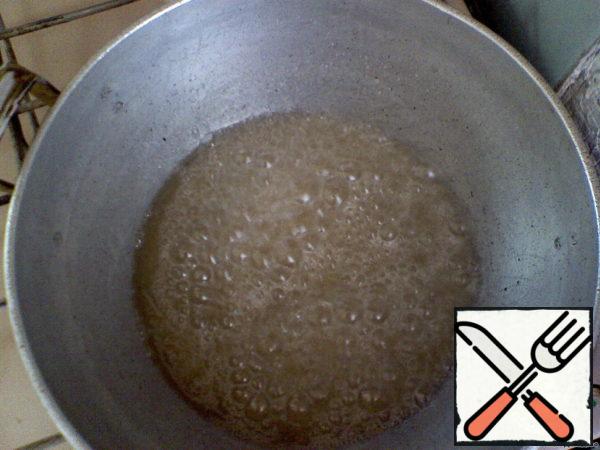 After the expiration of the sugar put on fire, boil, stirring constantly, 7-8 minutes.
After that, the sugar remove from heat.