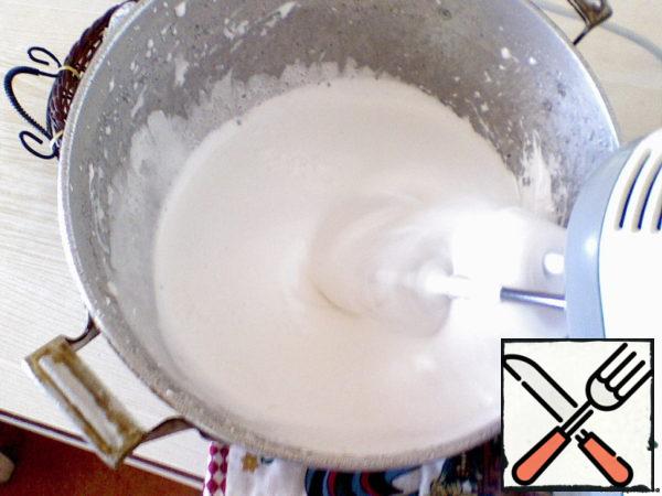 Put gelatin in it and beat with a mixer for 10 minutes. It is best to beat at the lowest speed.
