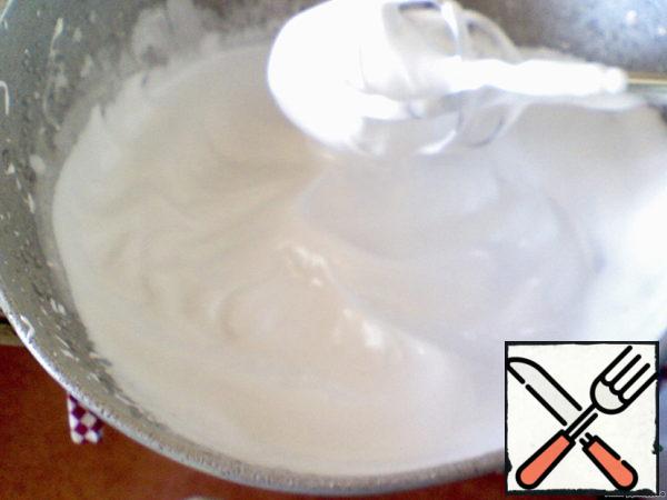 Then, adding citric acid, beat for 5 minutes. After that, add the vanilla, soda and whisk for another 5 minutes.
Refrigerate for 3-4 hours.