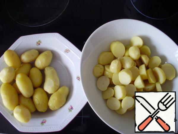 Boil the potatoes in their uniform, peel and cut into thick slices.