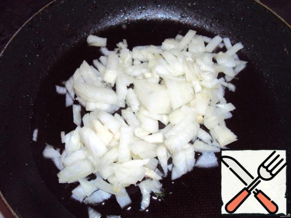 Clean the onion, cut it not very finely and fry it in vegetable oil.