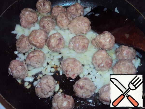 While the meat is being fried, proceed to the salad...
