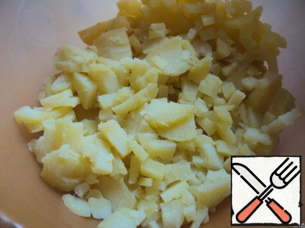 Cut the potatoes into cubes.
