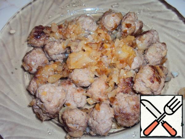 We put the fried minced meat on a plate to cool down.
