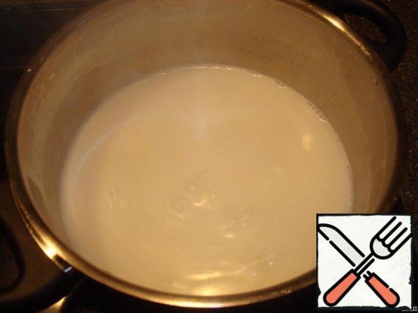 In a pot put milk, water, sugar, vanilla and bring to a boil. Cook on a small fire, so as not to run away.