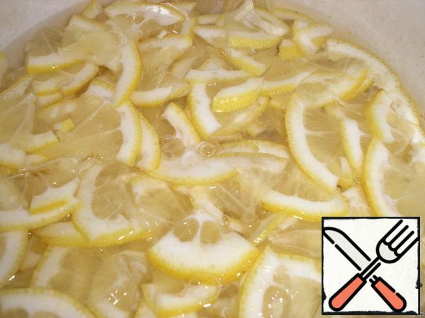 Cut the lemons in half lengthwise, and then into thin slices, remove the bones. I had 3 very large lemons, so I cut them into 4 pieces and then into slices. Fill with 3 glasses of water and leave overnight.