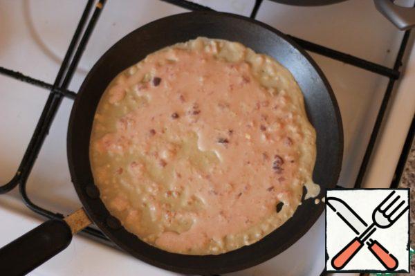 In a preheated pancake pan (frying pan) and fry like pancakes...
