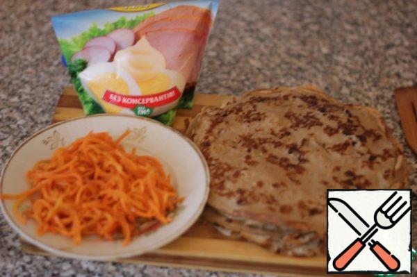 Let the finished pancakes cool down, take Korean carrots and mayonnaise.

