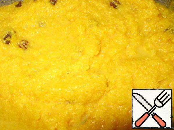 Peel and grate the pumpkin on a fine grater, add 0.5 liters of milk + semolina + raisins + cardamom (optional), bring to a boil (be sure to stir so as not to burn). It will thicken, the liquid will evaporate, and the pumpkin will become soft.?? Like this??
