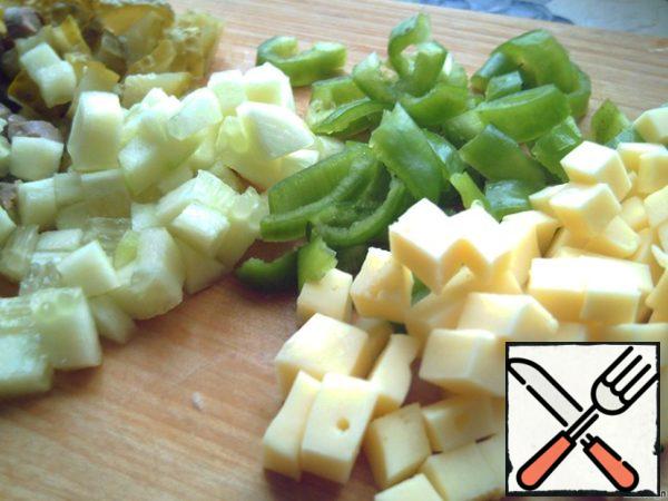 Dice the heart, cheese, fresh and pickled cucumbers, and cut the pepper into larger strips!
