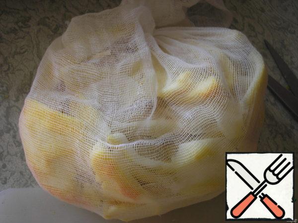 Clean lemons and oranges from the remaining peel and white core, remove the bones. Tie the rind and core into a large gauze bag.