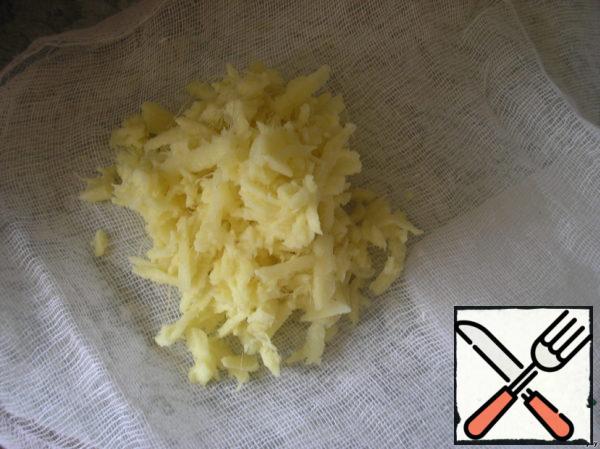 Grate the ginger and tie it in a separate gauze bag.