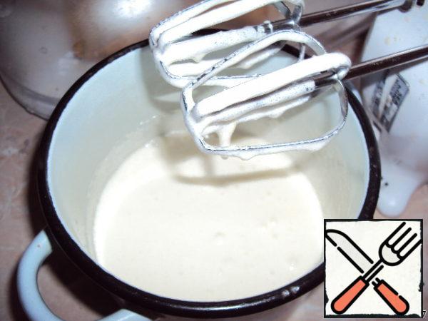 To begin, soak the gelatin in 200 ml of cold boiled water to swell.
Prepare a sponge cake: whisk the yolks of 3 eggs with vanilla (1 sachet) and 150 g of sugar into a fluffy white foam.
