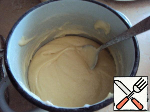 Then put the softened butter, flour and baking powder, whisk again. Separately, whisk the egg whites to steady peaks. Combine the proteins with the dough and gently mix with a spoon - from top to bottom.
