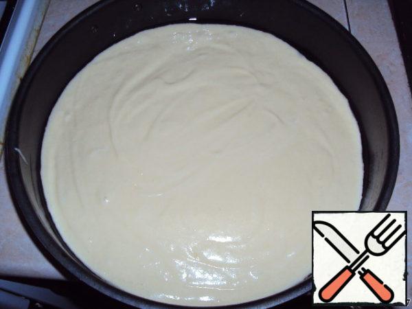 Pour the dough into a greased form and place in a preheated oven for 25-30 minutes. Bake at 180 degrees.
