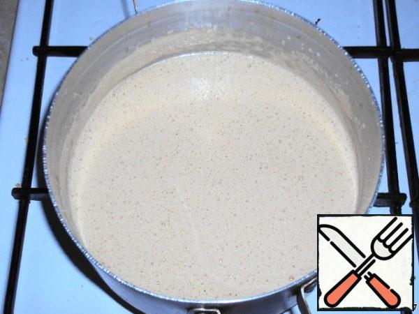 Dissolve the coffee in 200 ml of boiling water and pour a thin stream into the yolk mass, stirring constantly, bring to a boil and cook for 2-3 minutes. Do not forget to stir, the mass burns quickly. Turn off the heat and pour in the swollen gelatin. Stir the gelatin until completely dissolved. Very cool.
