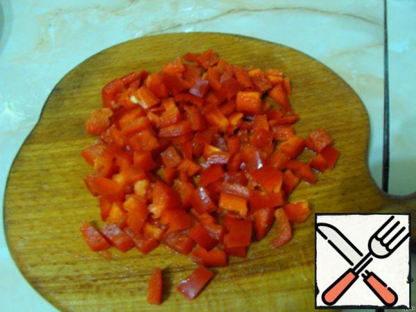Bulgarian pepper, too, cut into cubes.