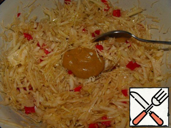 Pour boiling marinade over the cabbage, pepper and mix thoroughly, first with a spoon to avoid burns, then with your hands. Add mustard at the same time.
