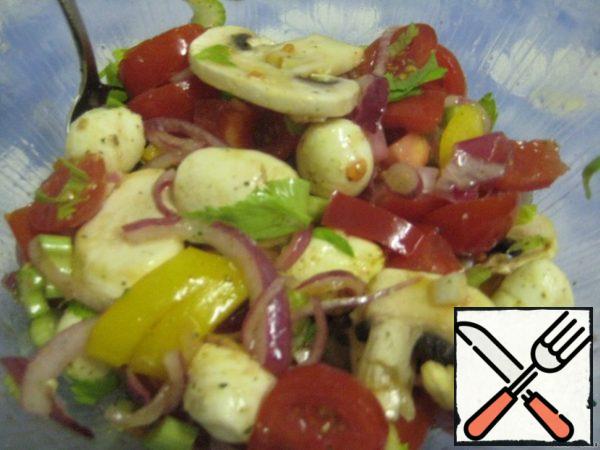 Wash, peel and chop vegetables:
onion-thin half-rings;
tomatoes-large pieces;
salad pepper-semi-rings;
petiolate celery-small pieces;
the mushrooms thinly, 3-4 parts along the length;
mozzarella-small cubes (I had a mozzarella snack in the form of balls).