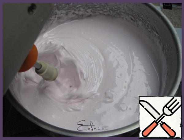 Turn on the mixer at high speed, pour a thin stream of sulfur into the beaten egg whites, beat without ceasing. As soon as all the syrup is poured out, add citric acid and fruit jelly, whisk for 6 minutes.
