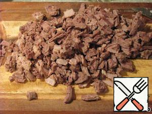The meat is well boiled, and cut into lengthwise pieces. If the beef is fibrous, it can simply disassemble the fibers.