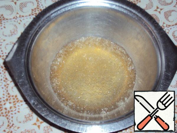 Soak the gelatin in 100 ml of cold boiled water to swell.
