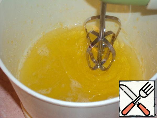 Mix sugar and dry jelly, pour 100 ml of boiling water and mix well until completely dissolved. Heat the swollen gelatin on the fire, but do not boil, and pour into the lemon-sugar liquid, stir. Beat with a mixer for 15 minutes.