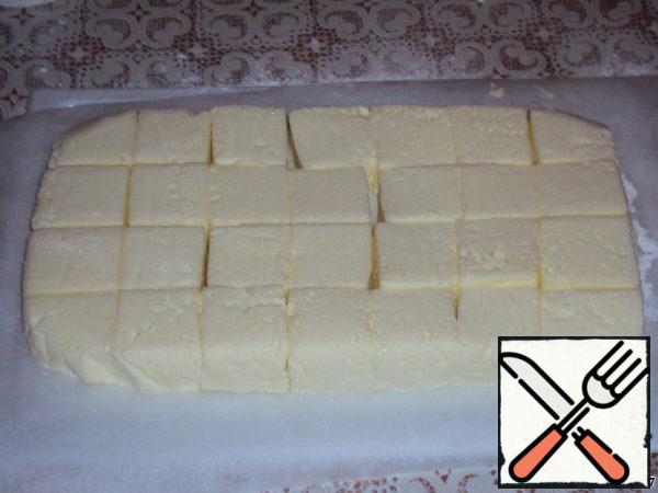 We remove the paper and cut our dessert into cubes. The knife is pre-lubricated with odorless vegetable oil.
