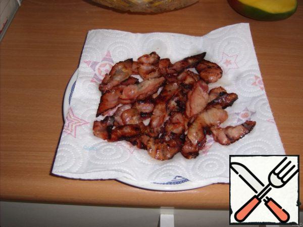 Bacon cut into small stripes and fry until crispy. Spread on a napkin to stack the excess fat.
