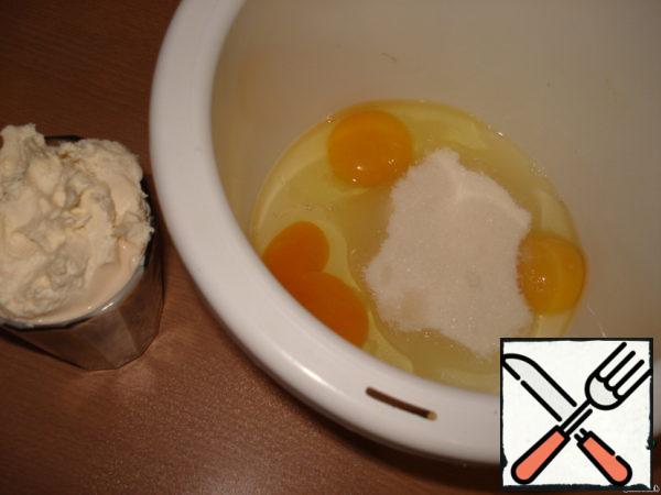 Beat eggs with sugar, add sour cream.