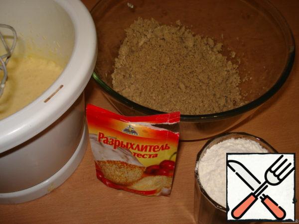 Mash the halva, add to the egg mixture. Add flour and baking powder, mix well.
