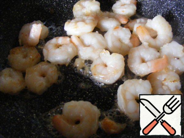 Thawed shrimps and fry in olive oil until tender.