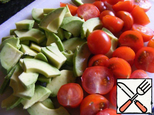 Avocado cut in half, remove the bone, clean and cut into quarters. Cherry tomatoes in half.