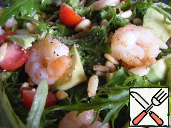 Arugula, avocado, tomatoes and shrimp mix gently, salt, pepper, sprinkle with olive oil and sprinkle with pine nuts.